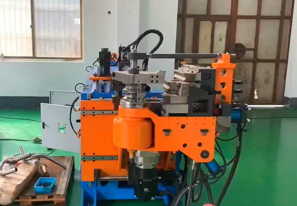 CNC5A-3S數(shù)控三層模彎管機(jī)（全自動三層模彎管機(jī)成型模具彎曲演示視頻）